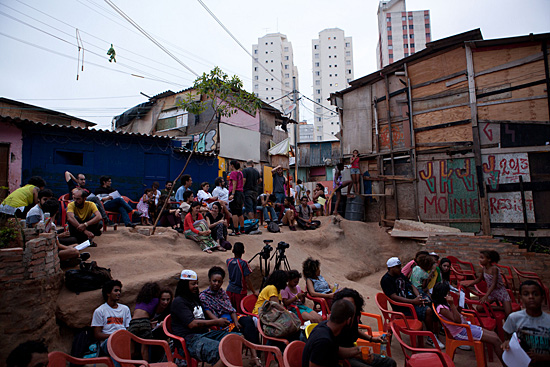 The exhibition space and the workshops occured at Favela Moinho. Source: https://m.flickr.com/#/photos/bienalsaopaulo/15405564824/, acessed  on 09-04-2015.